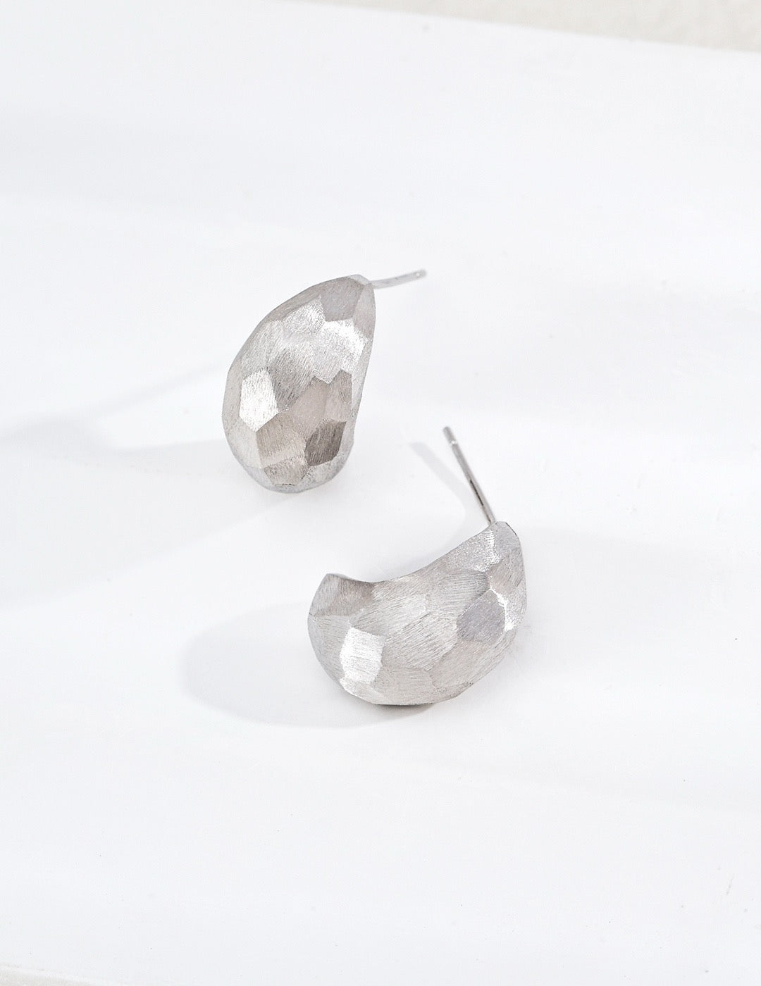 Facette Hammered Stud Earrings