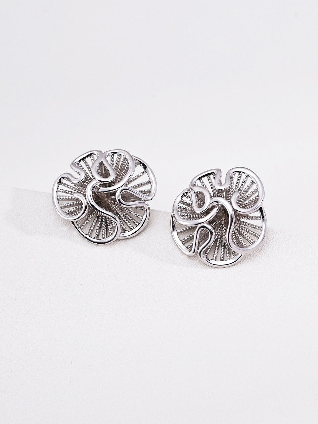 Fleuron floral stud earrings detail