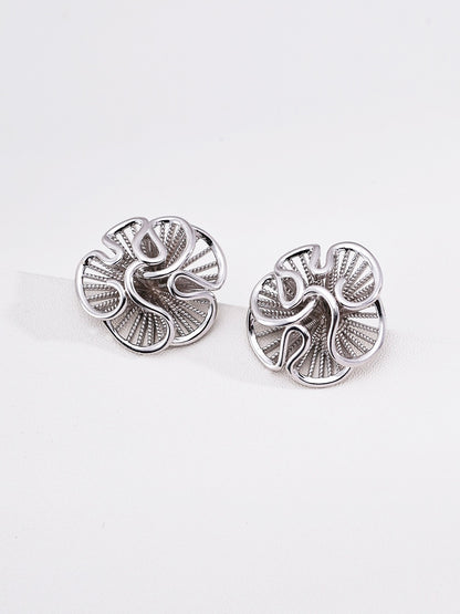 Fleuron floral stud earrings detail