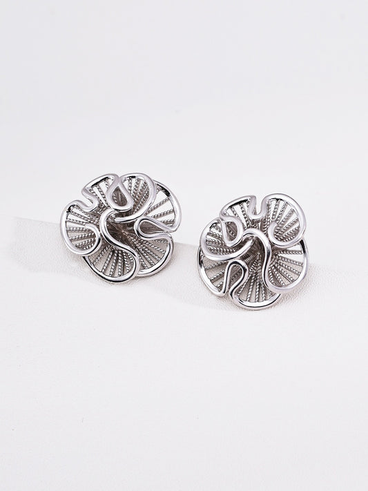 Fleuron floral stud earrings detail