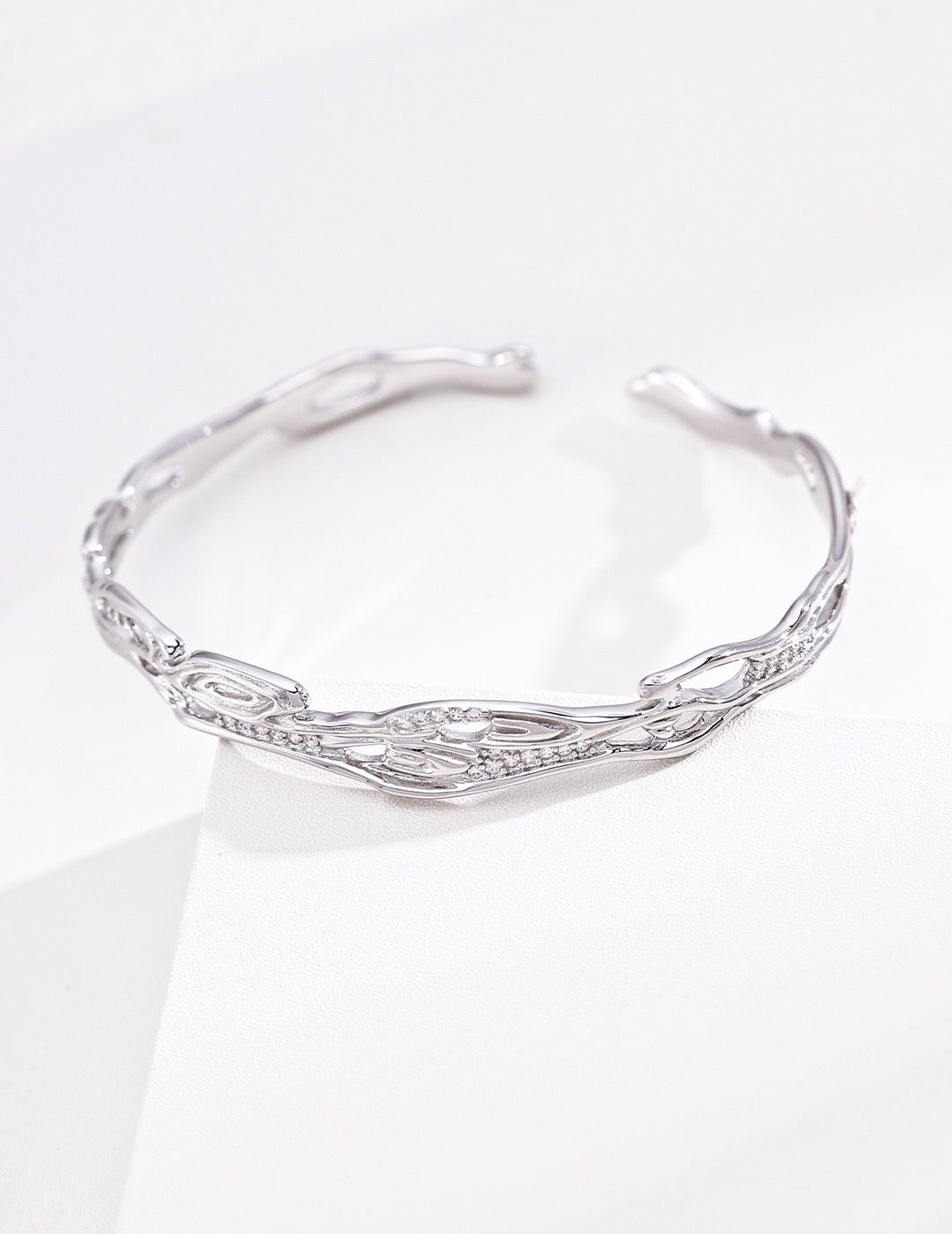 Élan crystal cuff bracelet detail