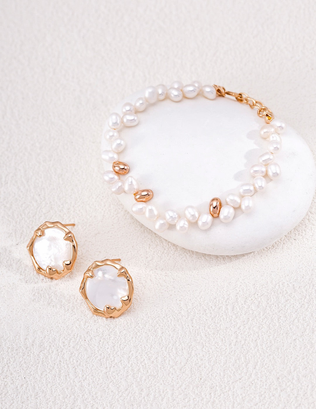 Élodie pearl bracelet styled detail
