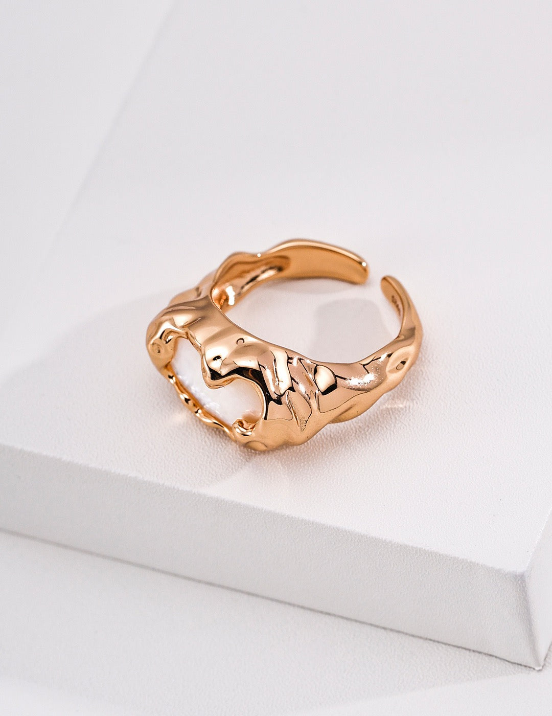 Marée sculptural ring styled view