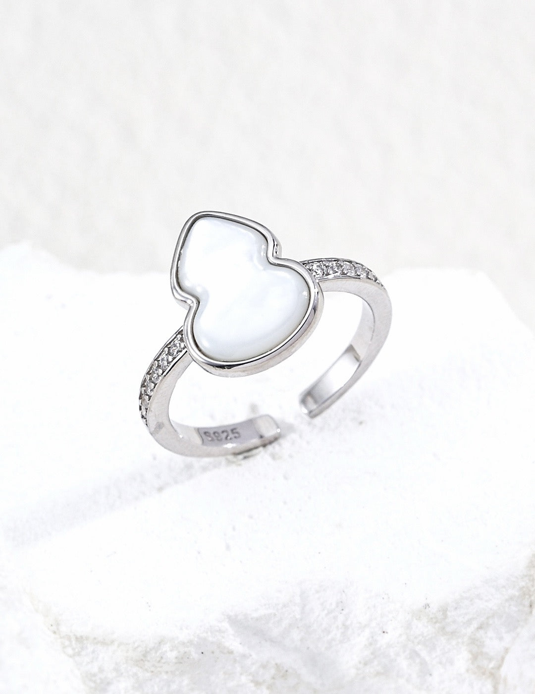 Trèfle Mother-of-Pearl Ring – view 6