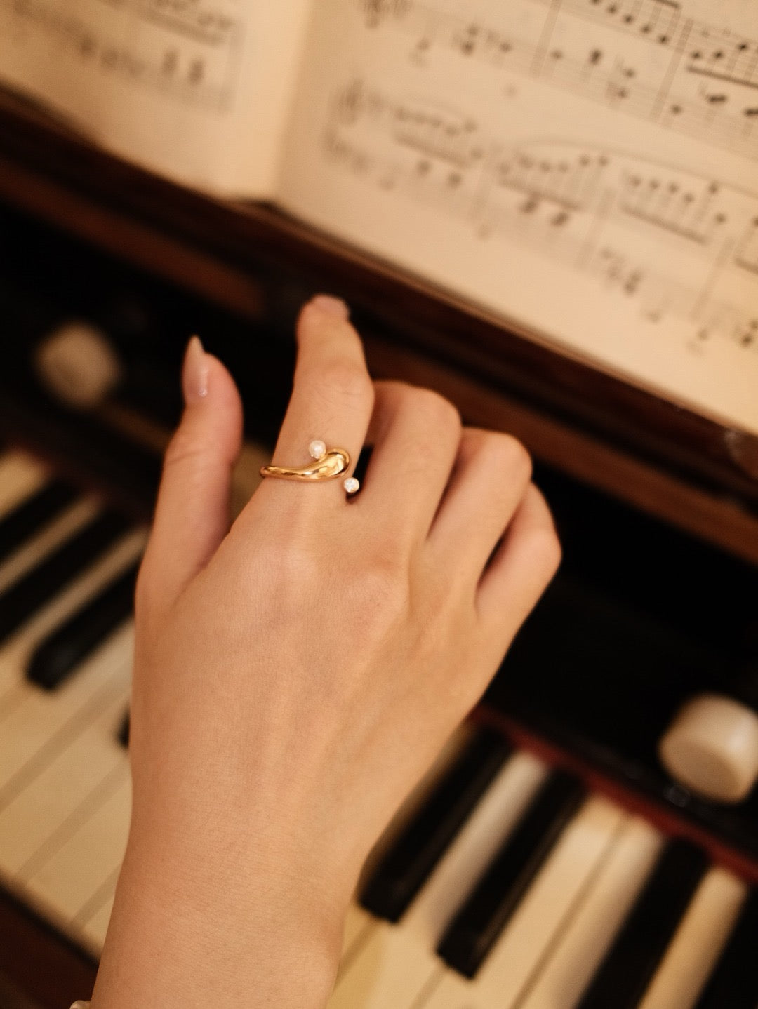 Onde Minimalist Ring