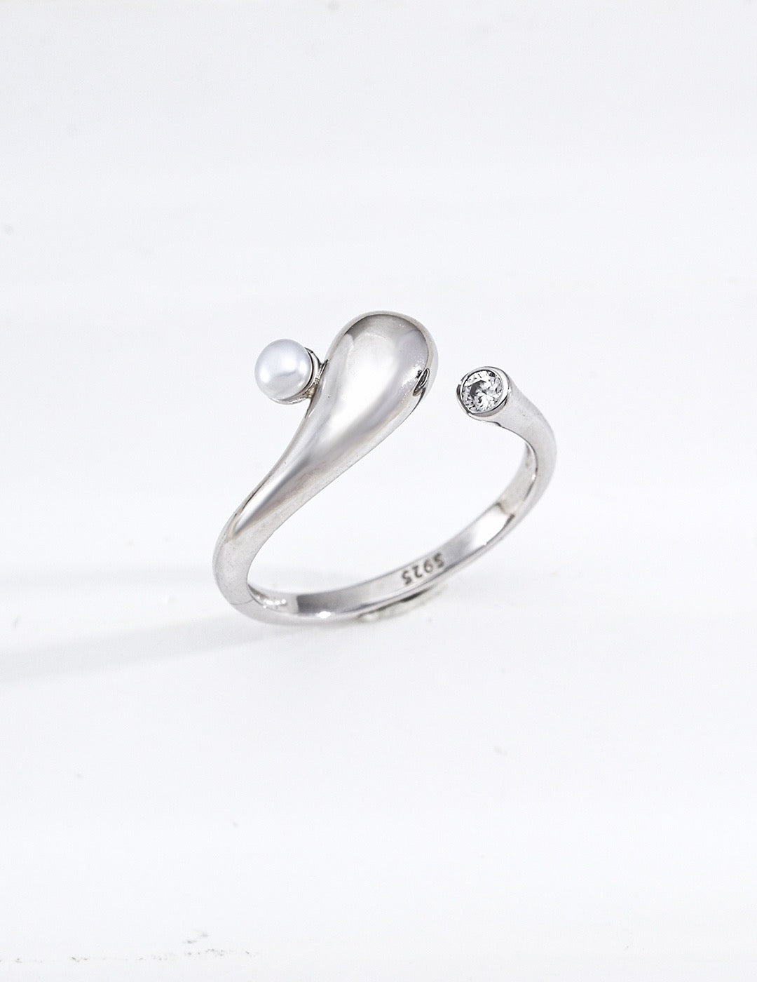 Onde Minimalist Ring — view 1