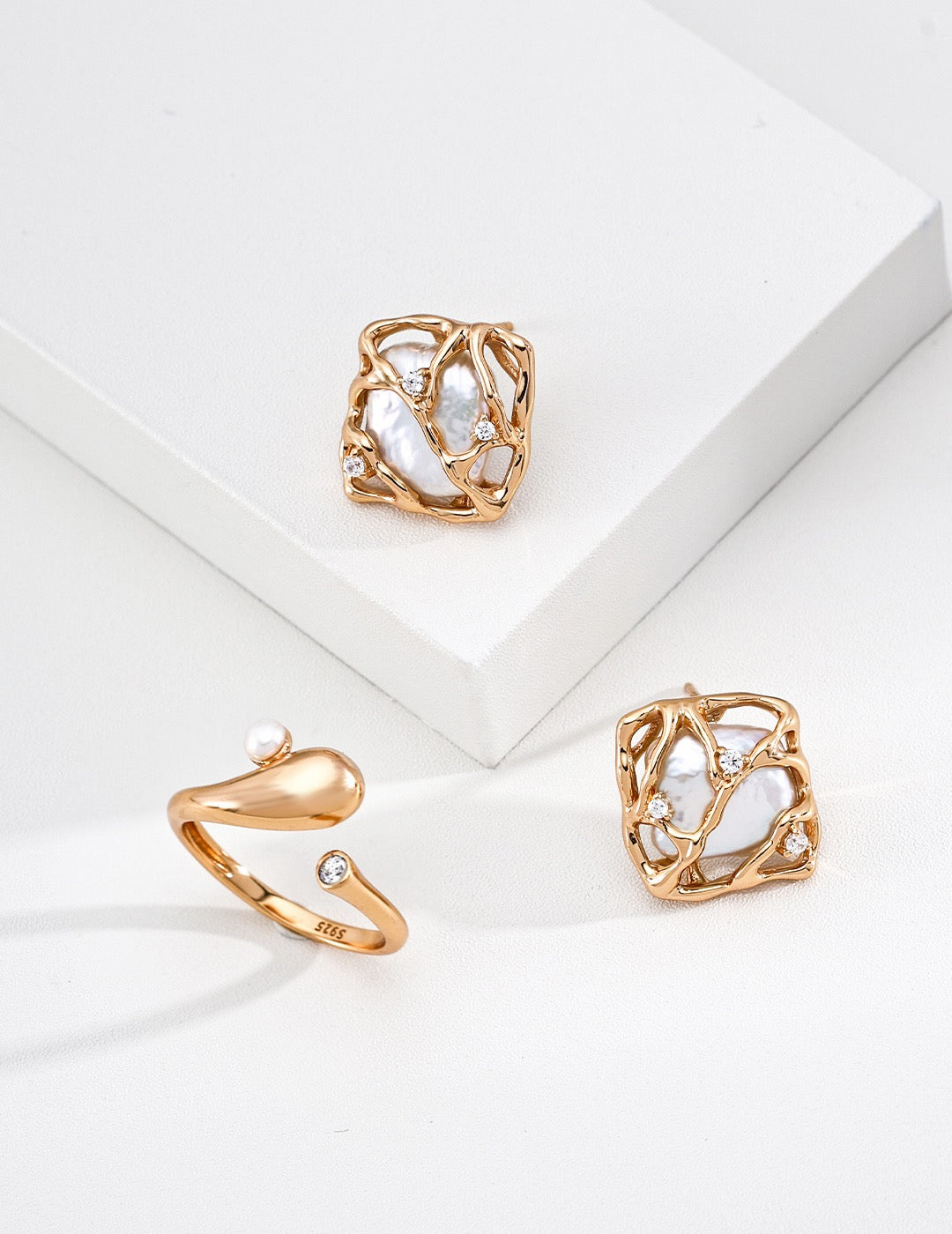 Onde Minimalist Ring — view 2
