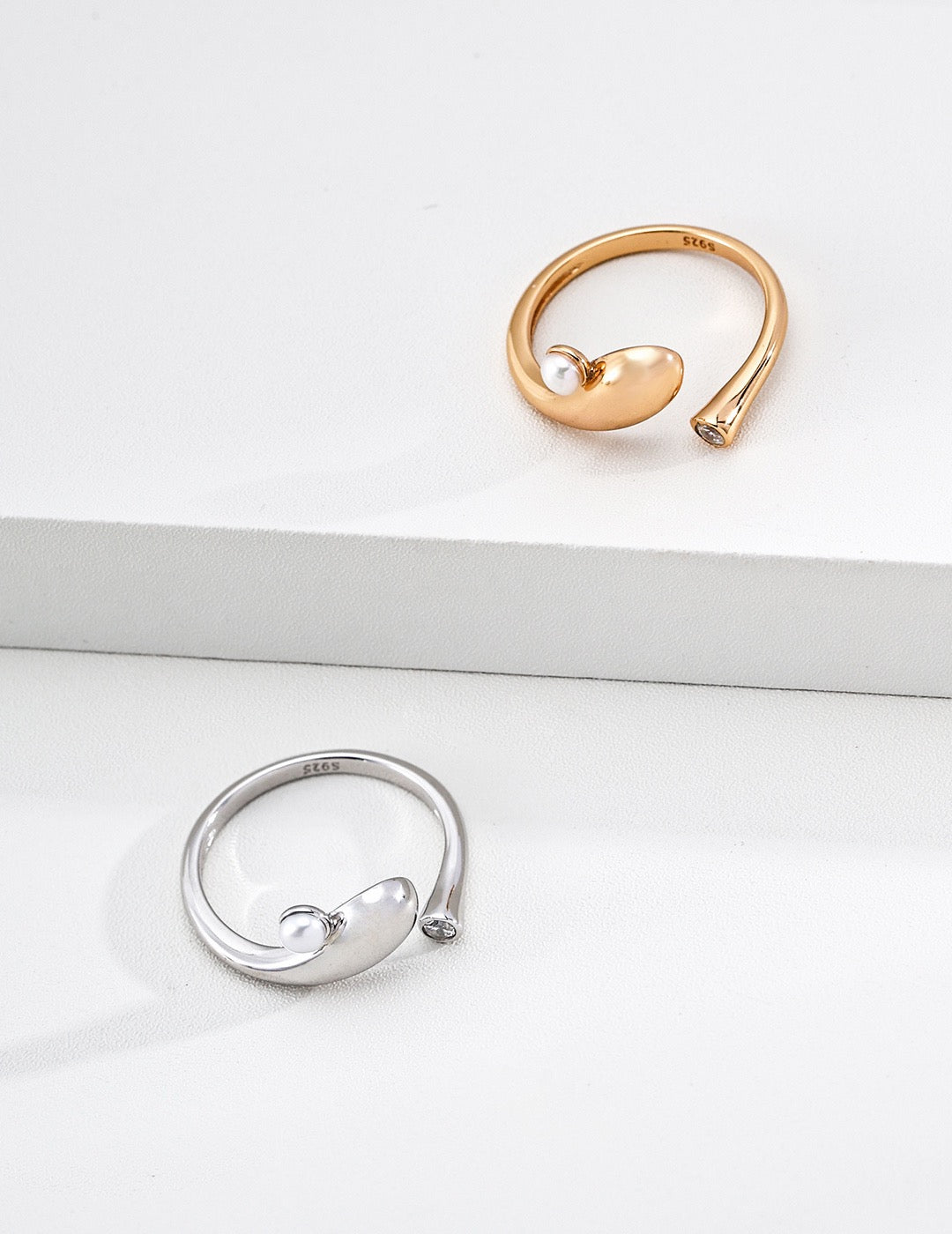 Onde Minimalist Ring — view 3