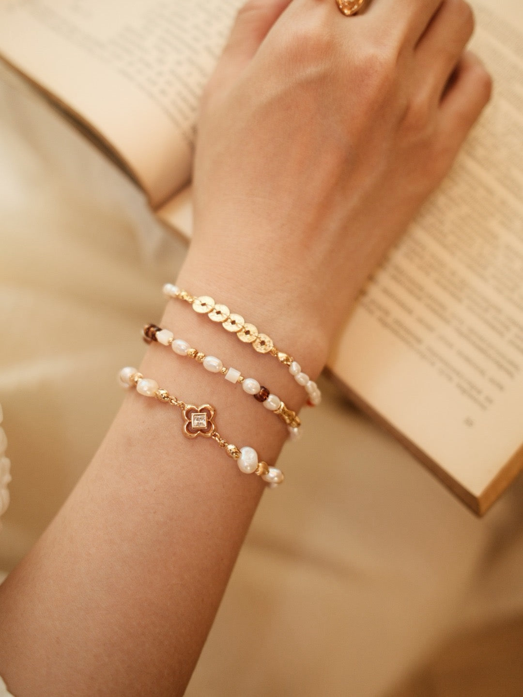 Petite Fleur pearl bracelet with cushion crystal centerpiece
