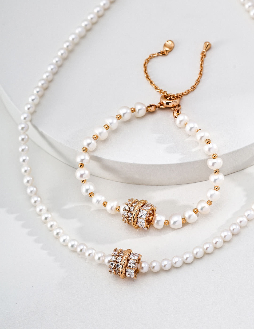 Clarté Pearl Barrel Bracelet – view 2
