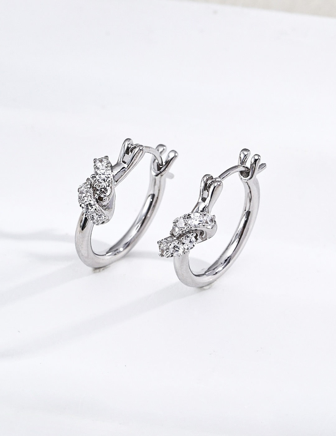 Nœud Crystal Huggie Earrings – view 2