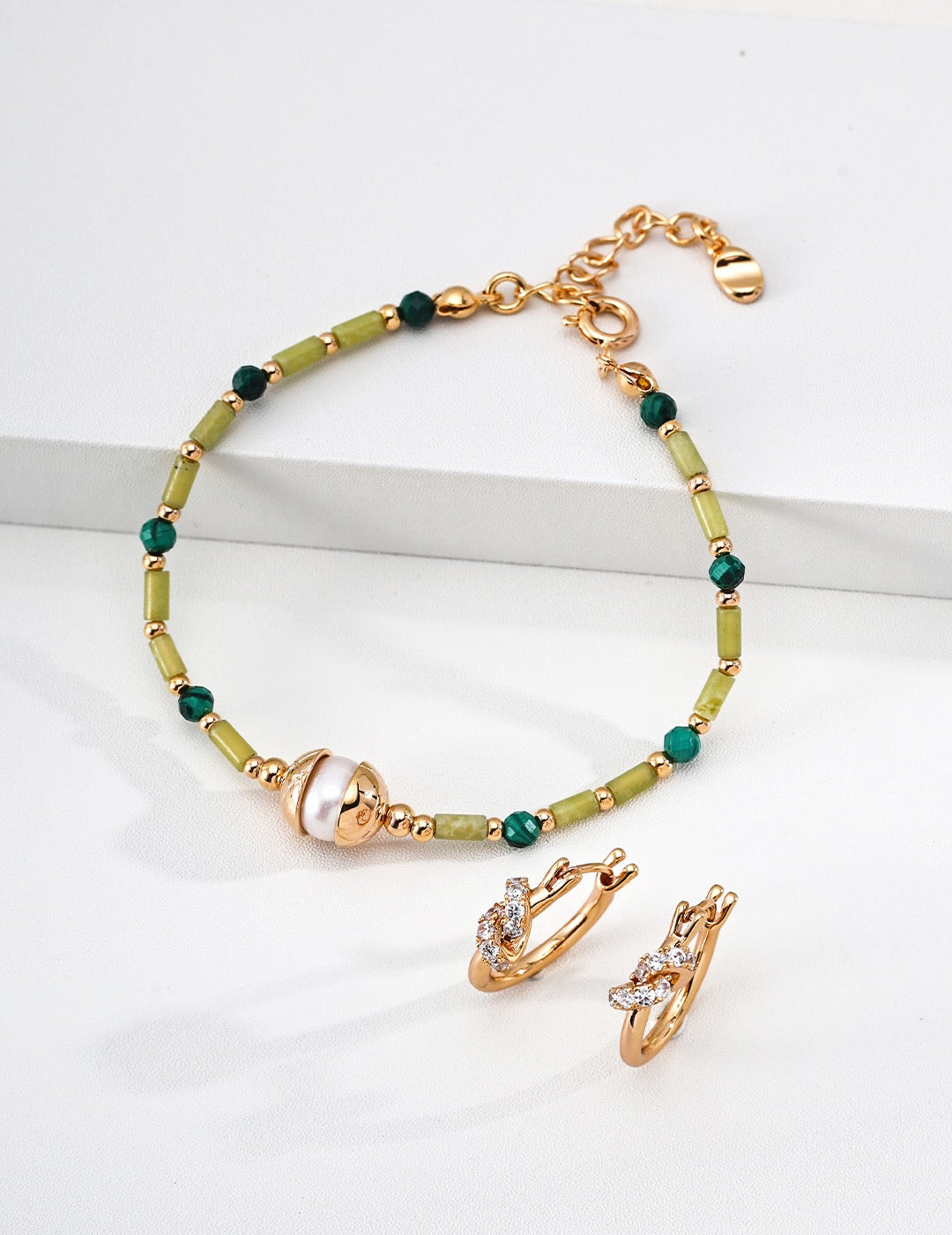 Nœud Crystal Huggie Earrings – view 4