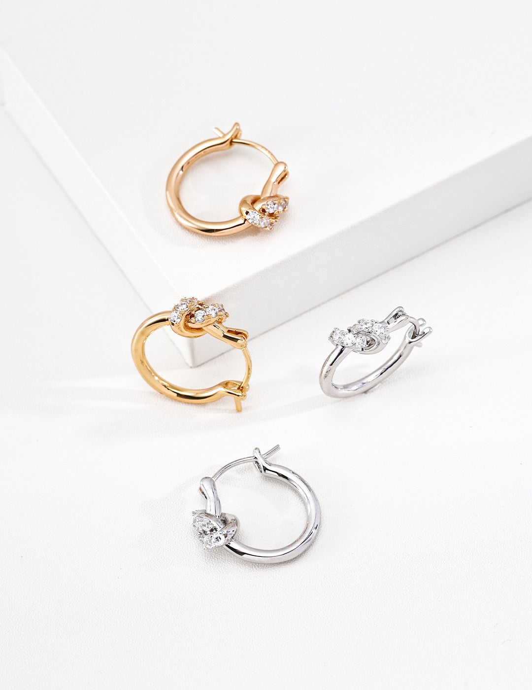 Nœud Crystal Huggie Earrings – view 3