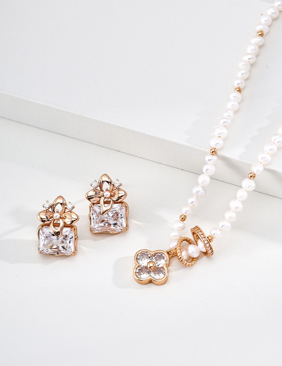 Trèfle Pearl Strand Necklace