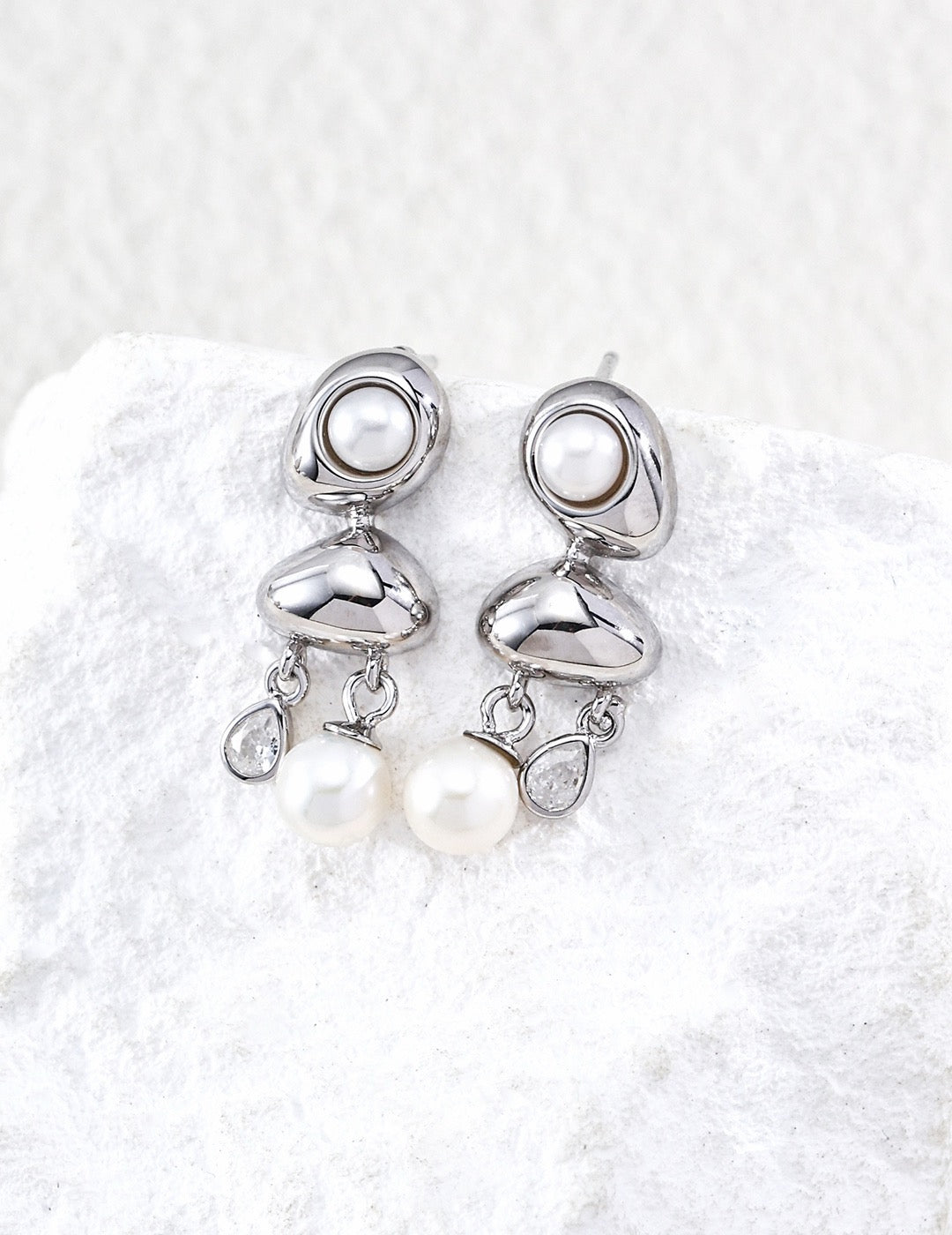Rosée Pearl Sculptural Earrings – view 3