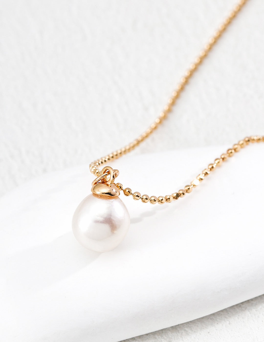 Perla Bow Pendant Necklace