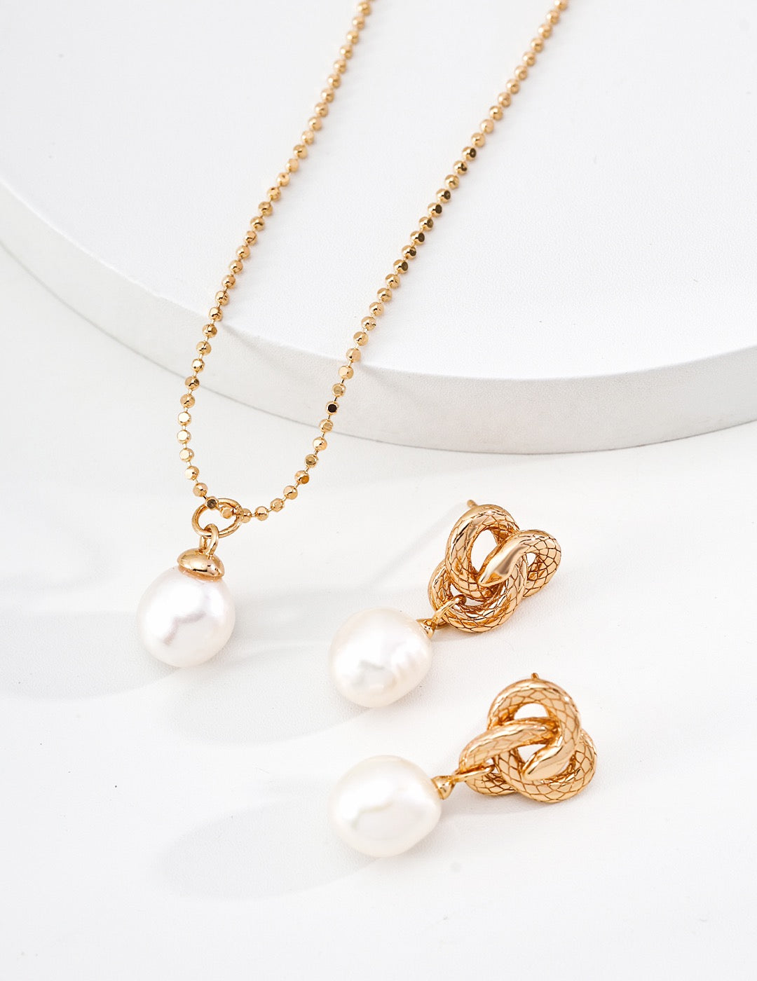 Perla Bow Pendant Necklace — view 3