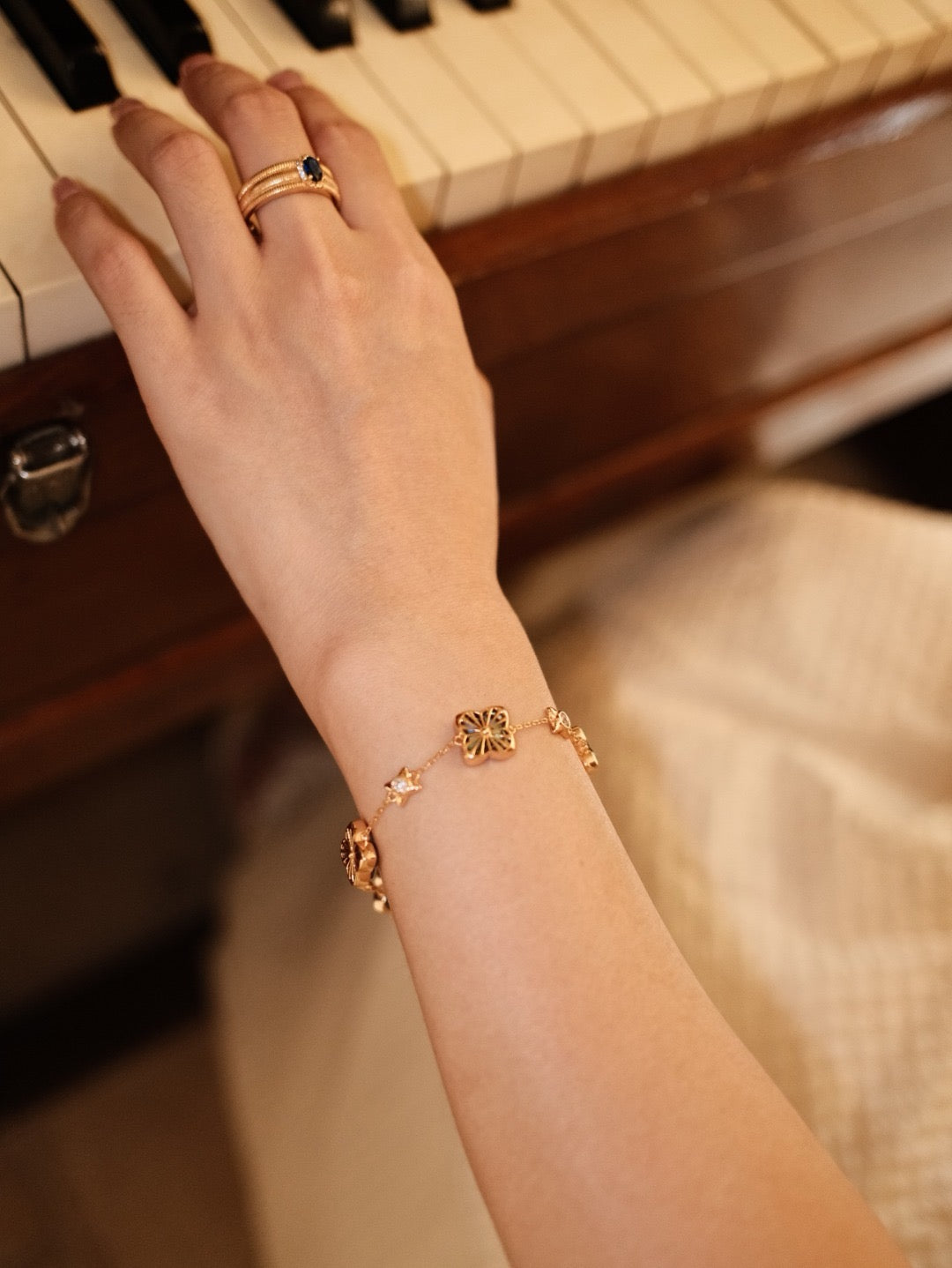 Fortuna Shell Clover Bracelet – view 4