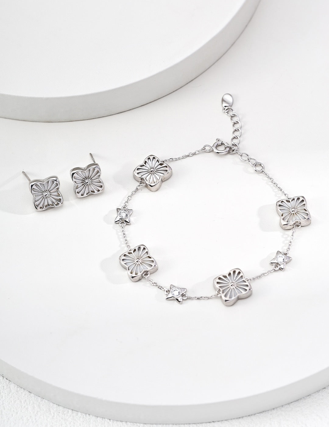 Fortuna Shell Clover Bracelet – view 3