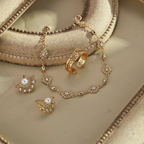 Éventail Pearl Earrings — video