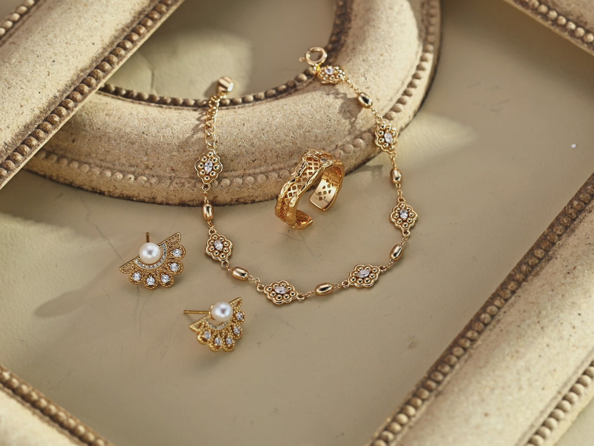 Éventail Pearl Earrings — video