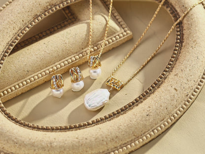 Astre Pearl & Crystal Necklace — video