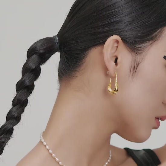 Fleur Pearl Cluster Ring — video