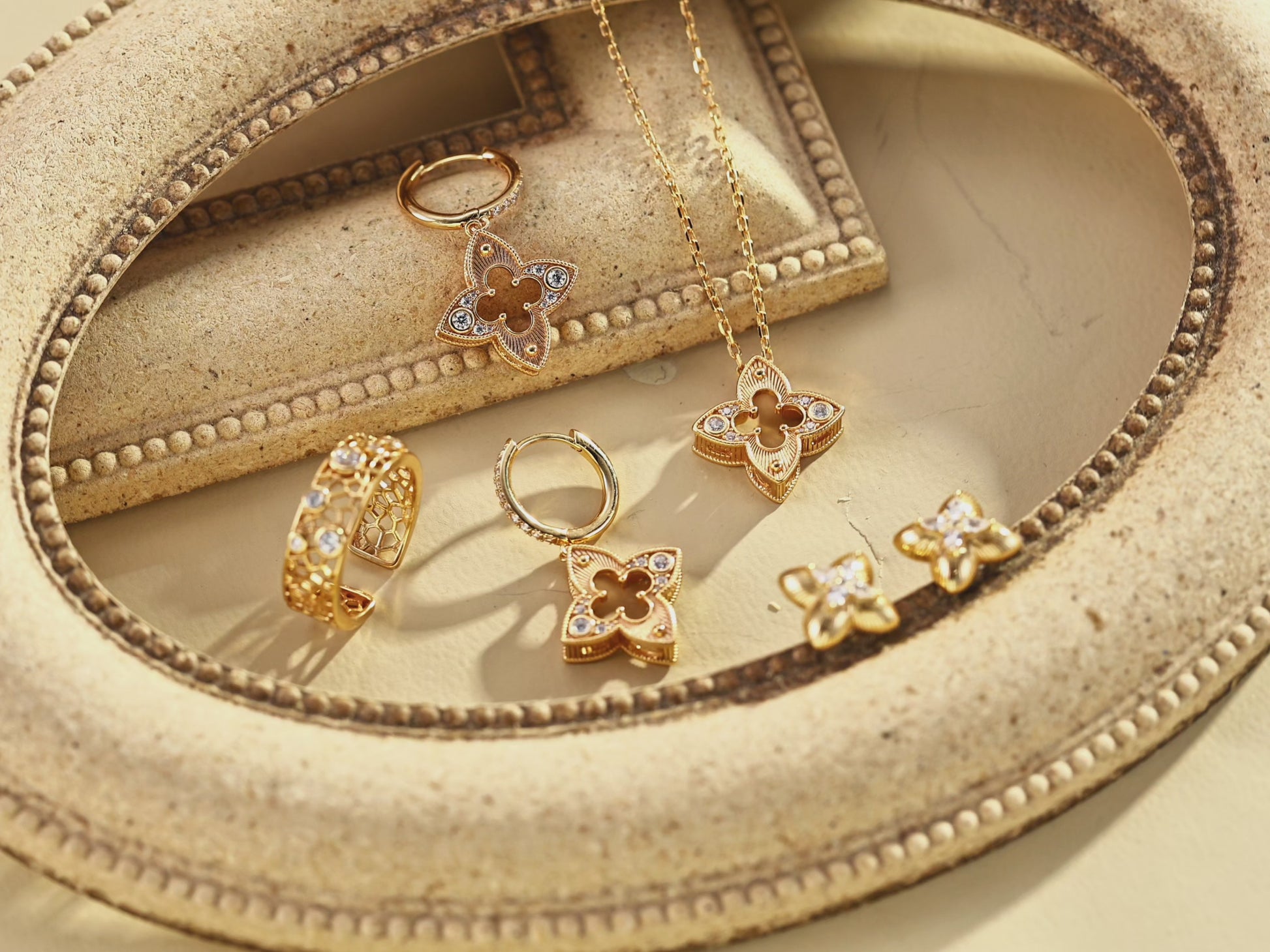 Couronne Crystal Ring — video